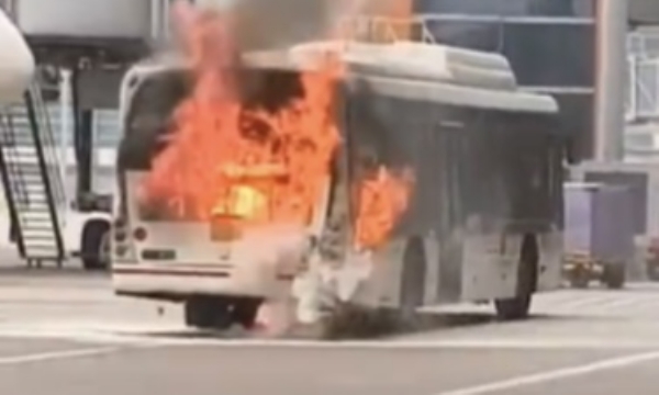 दिल्ली विमानतळाच्या टर्मिनल ३ वर एअर इंडियाच्या बसला भीषण आग