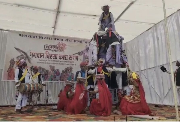 भगवान बिरसा कला संगम’ची विभागीय स्पर्धा संपन्न आदिवासी कलावंतांना राज्यस्तरीय ओळख देणाऱ्या स्पर्धेचे भव्य आयोजन