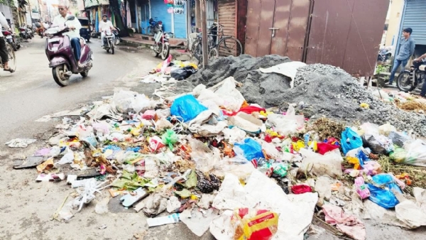 खाजगी एजन्सी कचरा संकलनात सपशेल फेल : संपूर्ण शहरात जागोजागी कचर्‍यांचे ढीग