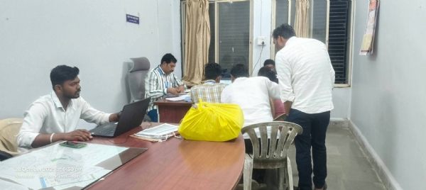 अहमदपूर तहसील कार्यालयात उर्वरित अनुदान वाटपासाठी रात्री उशिरापर्यंत कामकाज; अहमदपूर तहसील कार्यालयात उर्वरित अनुदान वाटपासाठी रात्री उशिरापर्यंत कामकाज;