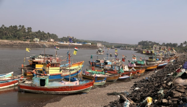 रायगड जिल्हा सतर्क! खोल समुद्रातील मासेमारी थांबली; मच्छीमारांना इशारा रायगड जिल्हा सतर्क! खोल समुद्रातील मासेमारी थांबली; मच्छीमारांना इशारा