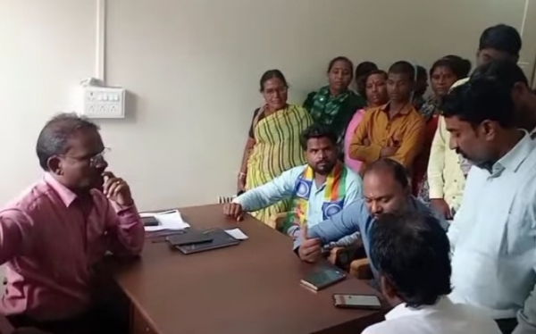 अतिवृष्टीग्रस्तांना अद्याप अनुदान नाही; वंचित बहुजन युवा आघाडीचा तहसील कार्यालयावर घेराव अतिवृष्टीग्रस्तांना अद्याप अनुदान नाही; वंचित बहुजन युवा आघाडीचा तहसील कार्यालयावर घेराव