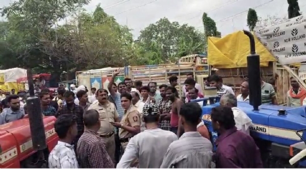 अमरावतीत शेतकऱ्यांच्या वाहनांच्या लांबच लांब रांगा कृषी उत्पन्न बाजार समिती आज बंद अमरावतीत शेतकऱ्यांच्या वाहनांच्या लांबच लांब रांगा कृषी उत्पन्न बाजार समिती आज बंद