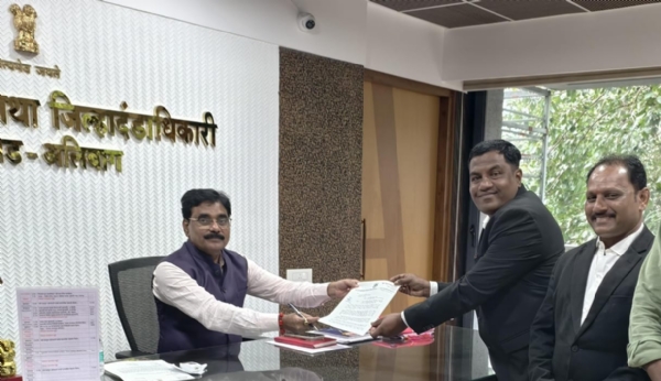 रायगड जिल्ह्यात अवकाळी व अतिवृष्टीमुळे शेतीचे प्रचंड नुकसान झालेल्या शेतकऱ्यांना प्रती गुंठा ५,००० रुपयांची नुकसानभरपाई द्यावी, अशी मागणी तरुण शेतकरी नेते अॅड. राकेश पाटील यांनी जिल्हाधिकारी किशन जावळे यांच्याकडे निवेदनाद्वारे केली आहे.  या निवेदनात त्यांनी नमूद केले आहे की, “मी व्यवसायाने वकील असलो तरी पहिल्यांदा शेतकरी आहे. रायगड जिल्ह्यातील अलिबाग, उरण, कर्जत, खालापूर, पनवेल, पेण, पोलादपूर, महाड, माणगाव, मुरूड, म्हसळा, रोहा, श्रीवर्धन, सुधागड आणि तळा या १५ तालुक्यांतील शेतकऱ्यांचे भात पिक पावसामुळे पूर्णतः नष्ट झाले आहे.”  रायगडातील शेती ही डोंगर-दऱ्यांमध्ये व समुद्रकिनाऱ्यालगत असल्याने येथे शेतकऱ्यांकडे केवळ १० ते १५ गुंठ्यांचीच जमीन आहे. या जमिनींचा बाजारभाव सरासरी गुंठ्याला २ ते ३ लाख रुपये असून, या क्षेत्रातून सरकारला मुद्रांक शुल्काद्वारे कोट्यवधी रुपयांचा महसूल मिळतो. तरीदेखील नुकसानभरपाई “हेक्टरी” निकषाने देणे अन्यायकारक ठरेल, असे पाटील यांनी नमूद केले आहे.  त्यांनी पुढे म्हटले की, “या जिल्ह्यातील शेतकऱ्यांनीच आपली जमीन देऊन MIDC, CIDCO, JSW, सुदर्शन, गेल, JNPT यांसारख्या उद्योगांना उभे केले. त्यामुळे या कंपन्यांचीही नैतिक जबाबदारी शेतकऱ्यांना मदत करण्याची आहे.”  शेतकऱ्यांचा जीव आधार असलेल्या भात शेतीचा संपूर्ण नाश झाल्याने शेतकरी हवालदिल झाला आहे. सरकारने प्रती गुंठा ५,००० रुपयांची नुकसानभरपाई देऊन त्यांचा कणा ताठ करावा, अशी मागणी अॅड. राकेश पाटील यांनी निवेदनाद्वारे केली आहे.