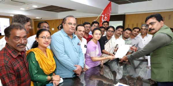 अवकाळी पावसाने शेतकरी हवालदिल; शेकापकडून जिल्हाधिकाऱ्यांना निवेदन