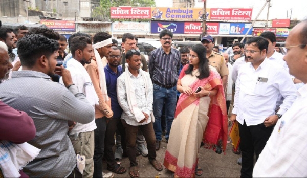 आयुक्त सौम्या शर्मा चांडक यांची जुना कॉटन मार्केट परिसराला भेट  फुल विक्रेत्यांसाठी नियोजित जागा व स्वच्छतेवर भर आयुक्त सौम्या शर्मा चांडक यांची जुना कॉटन मार्केट परिसराला भेट  फुल विक्रेत्यांसाठी नियोजित जागा व स्वच्छतेवर भर