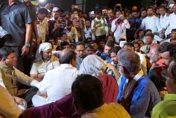 नागपुरातील शेतकऱ्यांचे ठिय्या आंदोलन नागपुरातील शेतकऱ्यांचे ठिय्या आंदोलन