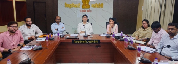 जिल्हाधिकारी पांडा आढावा घेताना जिल्हाधिकारी पांडा आढावा घेताना