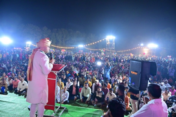 राजे अम्ब्रिशराव महाराज उपस्थित दसरा महोत्सवातील सर्व जनतेला संबंधित करतांना