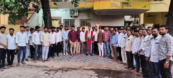 राष्ट्रीय शूटिंग स्पर्धेत द्वितीय क्रमांक पटकाविणाऱ्या राष्ट्रीय नेमबाज अली अहमद खान यांचा सत्कार