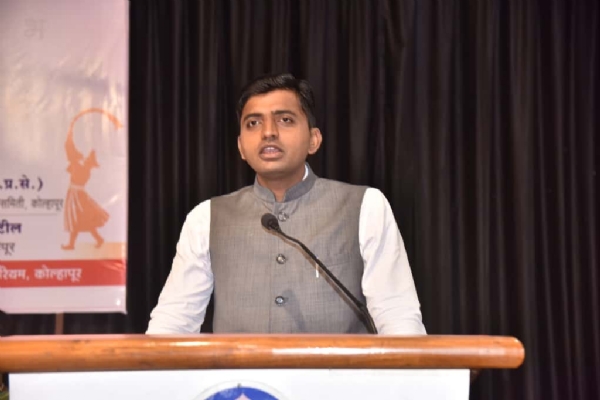 अभिजात मराठी दिनात बोलताना जिल्हाधिकारी अमोल येडगे