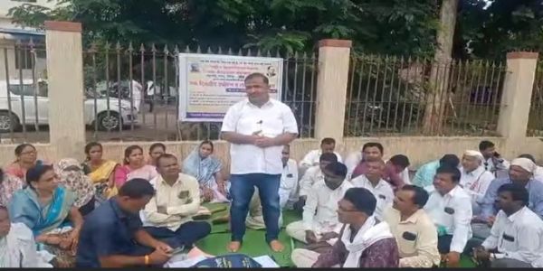 बीडमध्ये शिक्षक कर्मचारी संघटनेचे लाक्षणिक आंदोलन