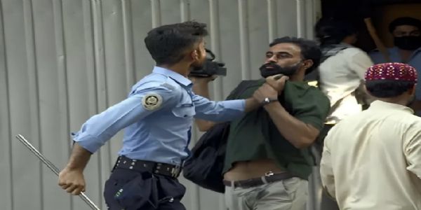 पाकिस्तानात पोलिसांची पत्रकारांना मारहाण; गृहमंत्र्यांनी दिले चौकशीचे आदेश
