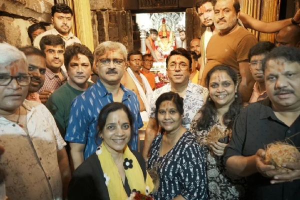 सुनील बर्वे, आनंद इंगळे, पुष्कर श्रोत्री, अनिकेत विश्वासराव, अतिशा नाईक, शर्वरी पाटणकर, सुनील बर्वे, आनंद इंगळे, पुष्कर श्रोत्री, अनिकेत विश्वासराव, अतिशा नाईक, शर्वरी पाटणकर,