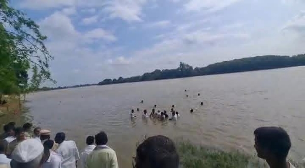 देऊळगाव दुधाटे येथे स्वाभिमानी संघटनेचे जलसमाधी आंदोलन देऊळगाव दुधाटे येथे स्वाभिमानी संघटनेचे जलसमाधी आंदोलन