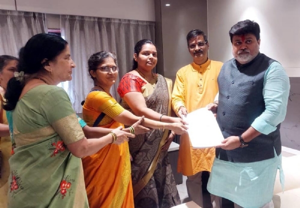 लव्ह जिहादविरोधी कायद्यासाठी पालकमंत्र्यांना निवेदन लव्ह जिहादविरोधी कायद्यासाठी पालकमंत्र्यांना निवेदन