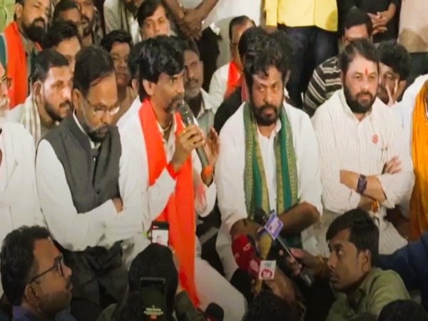 मनोज जरांगे आ. कडू यांच्याशी चर्चा करताना मनोज जरांगे आ. कडू यांच्याशी चर्चा करताना