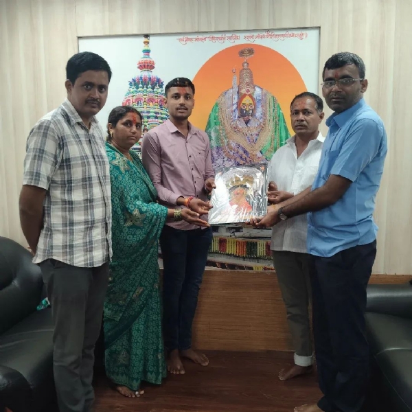 भारतीय सैन्यात भरती होऊन देशसेवेची संधी मिळाल्यानंतर त्यांनी आपला पहिला पगार श्री तुळजाभवानी देवींना अर्पण