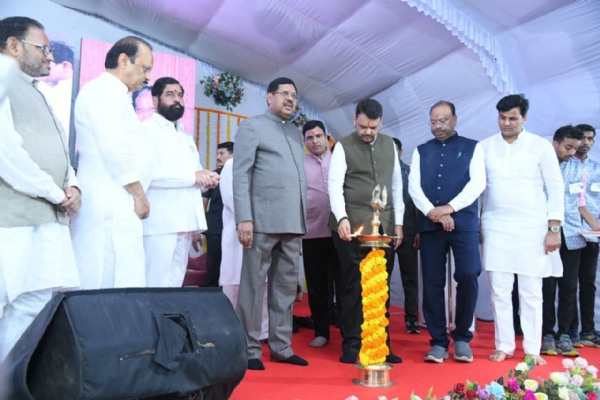 दिवंगत नेते रा. सू. गवई स्मारकाचे थाटात उद्घाटन मुख्यमंत्र्यांसह दोन्ही उपमुख्यमंत्र्यांची उपस्थिती दिवंगत नेते रा. सू. गवई स्मारकाचे थाटात उद्घाटन मुख्यमंत्र्यांसह दोन्ही उपमुख्यमंत्र्यांची उपस्थिती