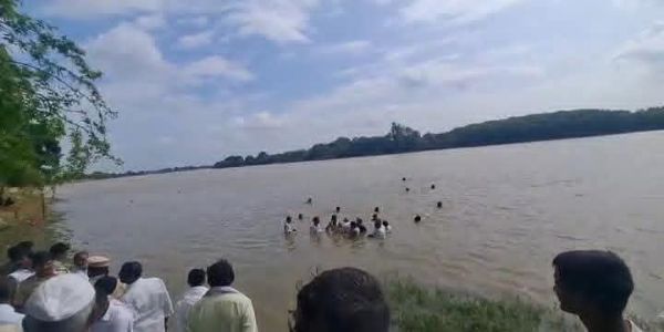 देऊळगाव दुधाटे येथे स्वाभिमानी संघटनेचे जलसमाधी आंदोलन