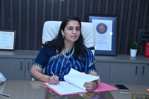 जिल्हाधिकारी आशिमा मित्तल जिल्हाधिकारी आशिमा मित्तल
