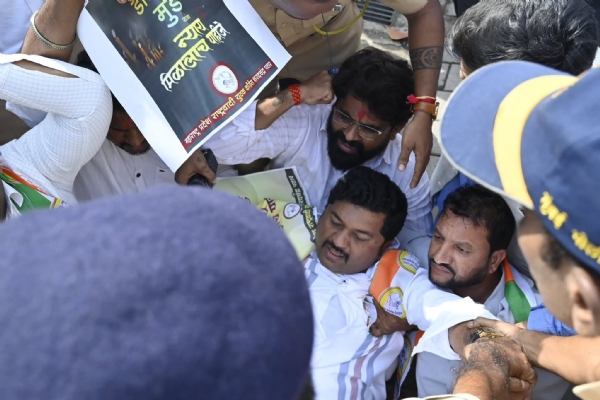 राष्ट्रवादी युवक काँग्रेस शरदचंद्र पवार पक्षाच्या वतीने मंत्रालयाच्या समोर राष्ट्रवादी युवक काँग्रेस शरदचंद्र पवार पक्षाच्या वतीने मंत्रालयाच्या समोर