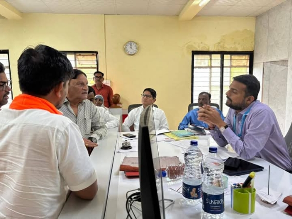 रेणापूर येथे आज शिवसेना शिष्टमंडळाने तहसीलदार व SDO यांची भेट घेऊन शेतकऱ्यांच्या व्यथांना आवाज दिला. रेणापूर येथे आज शिवसेना शिष्टमंडळाने तहसीलदार व SDO यांची भेट घेऊन शेतकऱ्यांच्या व्यथांना आवाज दिला.