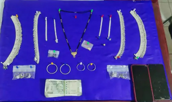 अंजनगावात घरफोडी करणारी चौकडी पकडली;  5 गुन्हे उघड:पोलिसांनी 4 लाख 89 हजार रुपयांचा मुद्देमाल केला जप्त अंजनगावात घरफोडी करणारी चौकडी पकडली;  5 गुन्हे उघड:पोलिसांनी 4 लाख 89 हजार रुपयांचा मुद्देमाल केला जप्त