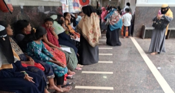 अचलपूर रुग्णालयात स्त्री रुग्ण ताटकळत ओपीडी चार तास विलंबाने उघडली अचलपूर रुग्णालयात स्त्री रुग्ण ताटकळत ओपीडी चार तास विलंबाने उघडली