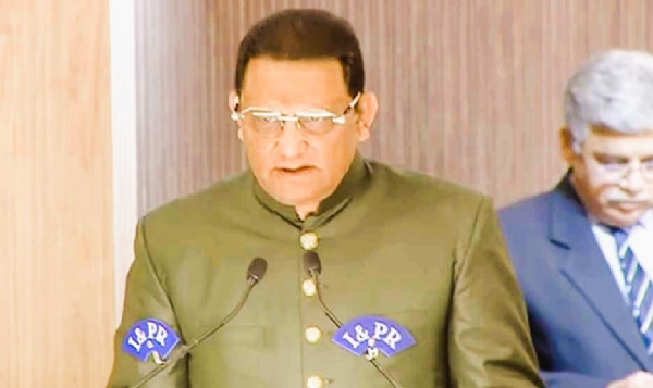 माजी क्रिकेटपटू मोहम्मद अझरुद्दीन यांनी तेलंगणा सरकारमध्ये मंत्रीपदाची शपथ  घेताना माजी क्रिकेटपटू मोहम्मद अझरुद्दीन यांनी तेलंगणा सरकारमध्ये मंत्रीपदाची शपथ  घेताना