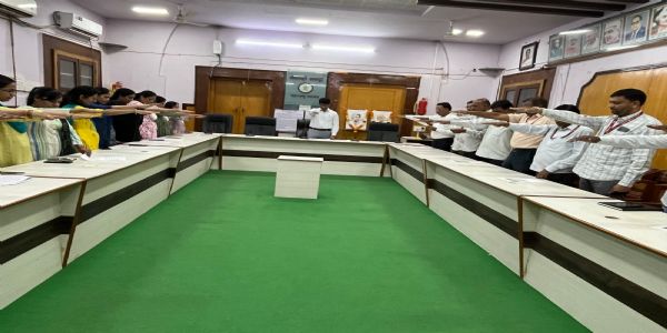 अकोला : सरदारपटेल व  इंदिरा गांधी यांना अभिवादन