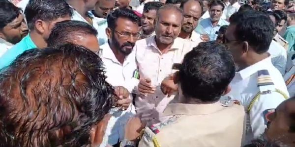 नाफेडमध्ये ऑनलाइन प्रक्रिया ठप्प; शेतकऱ्यांचा रास्ता रोको, तहसीलदारांनी घेतले नियंत्रणात!