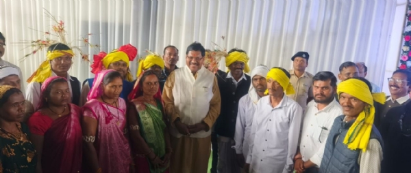 जारीदासह परिसरातील ५० गावांसाठी खात्रिशीर विजेची सोय   आदीवासी बांधव आणि महावितरणकडून मा. सरन्यायाधिश भुषण गवई यांचे आभार जारीदासह परिसरातील ५० गावांसाठी खात्रिशीर विजेची सोय   आदीवासी बांधव आणि महावितरणकडून मा. सरन्यायाधिश भुषण गवई यांचे आभार