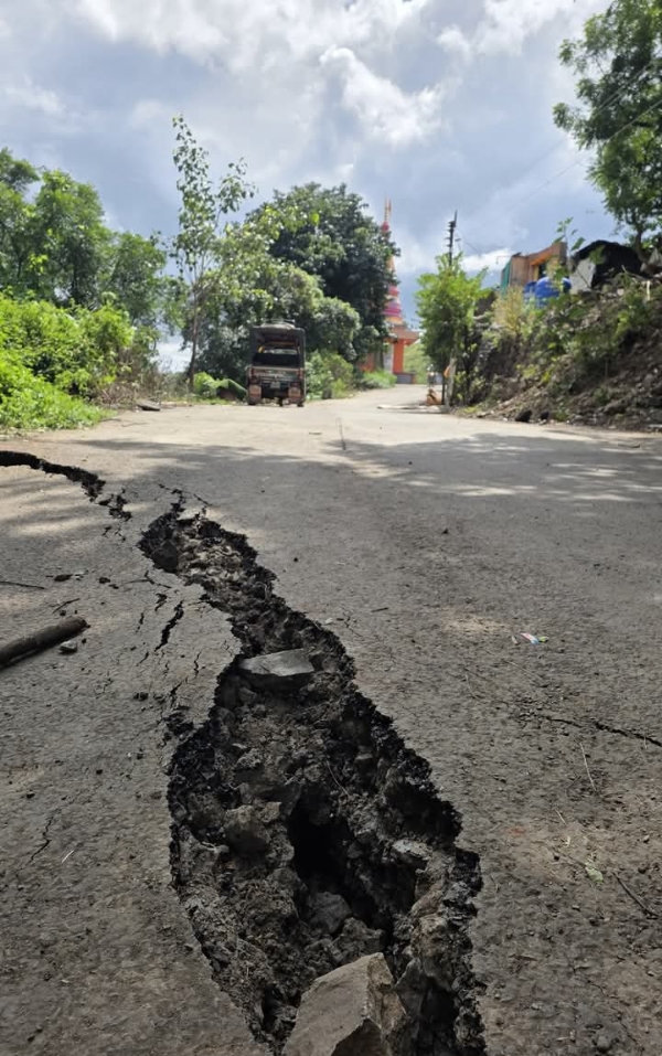 कपिलधारवाडी : रस्त्यांच्या भेगा, घरांच्या तड्यात वाढ; ग्रामस्थांचा वावर अजूनही वाडीतच –