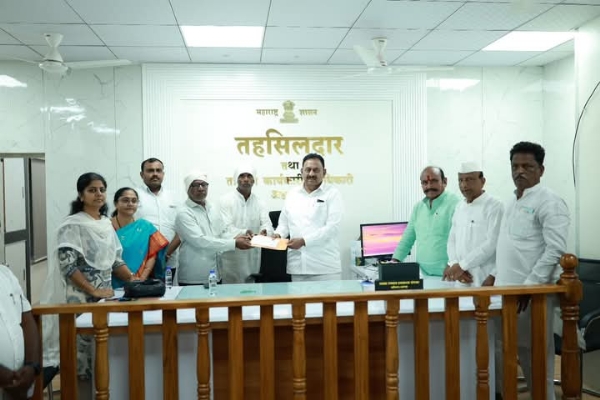 अहमदपूर - पुरात वाहून गेलेल्या मृत व्यक्तीच्या कुटुंबांना सहकार मंत्र्यांच्या हस्ते धनादेशाचे वाटप!