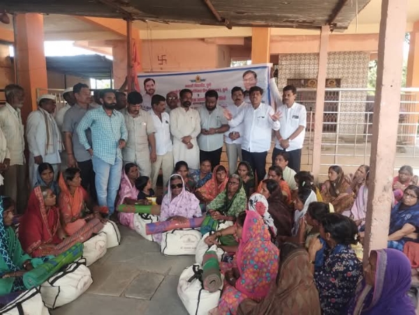 बीड जिल्हा काँग्रेस यांच्या सहनियोजनातून भारती विद्यापीठ पुणे यांच्या तर्फे पूरग्रस्तांना मदतीचे वाटप