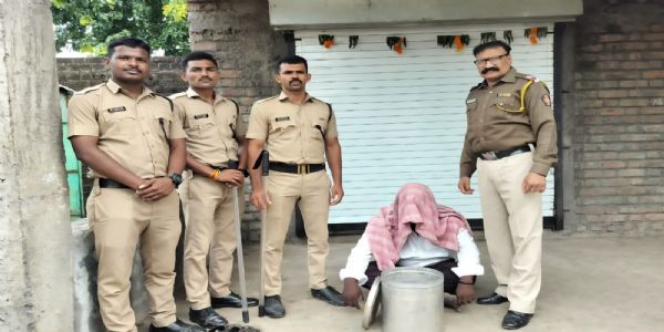 कुरुम येथे अवैध गावठी दारू विक्रेत्यावर पोलिसांची धडक कारवाई