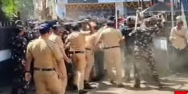 तपासात हलगर्जीपणा केल्याच्या संशयातून नागरिकांची पोलीस ठाण्यावर दगडफेक