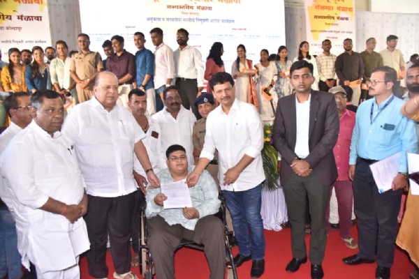 उमेदवारांना नियुक्तीचे आदेश देताना पालकमंत्री प्रकाश आबिटकर व वैद्यकीय शिक्षण मंत्री हसन मुश्रीफ
