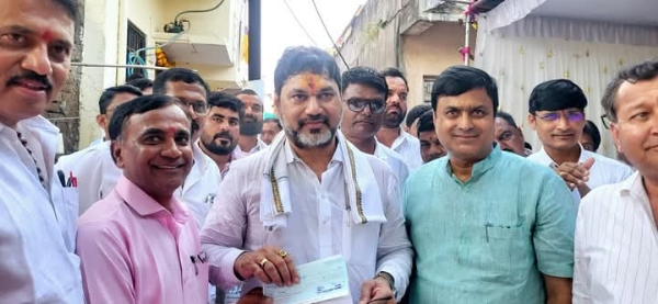 माजी मंत्री आमदार धनंजय मुंडे यांच्या मार्गदर्शनाखाली पुरग्रस्तांसाठी मदत करनारी राज्यातील पहिली कृषी उत्पन्न बाजार समिती अंबाजोगाई - सभापती श्री राजेश्वर आबा चव्हाण