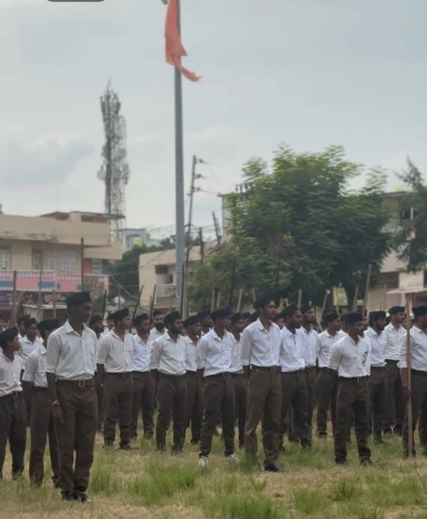 राष्ट्रीय स्वयंसेवक संघाचे शताब्दी वर्षानिमित्त राजूर येथे विजयादशमीचे पथसंचलन संपन्न..