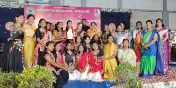 महिला महाविद्यालयात आंतरमहाविद्यालयीन व आंतरशालेय गरबा स्पर्धा उत्साहात संपन्न संगीत, नृत्य आणि स्त्रीशक्तीचा जल्लोष; दोन दिवस रंगला सांस्कृतिक उत्सव