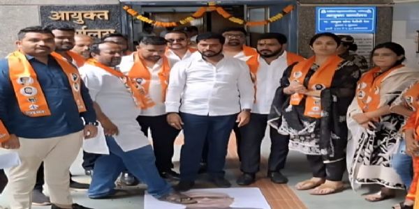 नाशिकमध्ये खड्ड्यांच्या प्रश्नावरून शिवसेनेची निदर्शने