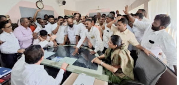 शौमिका महाडिकसह सभासदांचा एम. डी. ना घेराव