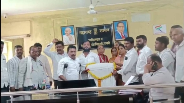 पाथरीत तहसिलदारांच्या रिकाम्या खुर्चीला हार घालून दिव्यांगानी केली गांधीगीरी