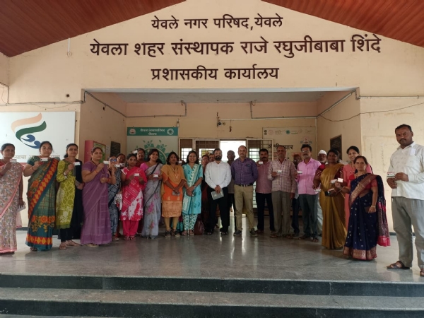 मुख्याधिकारी आहेराच्या हस्ते आयुष्मान भारत कार्ड वाटप कार्यक्रम