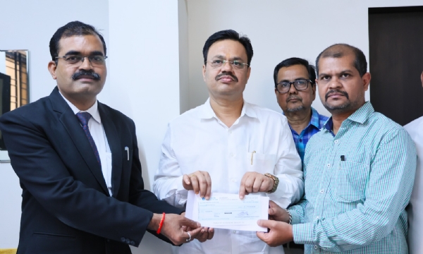 समर्थ गुरुपीठाच्या वतीने पूरग्रस्त शेतकऱ्यांसाठी 11 लाख रुपयेचा धनादेश