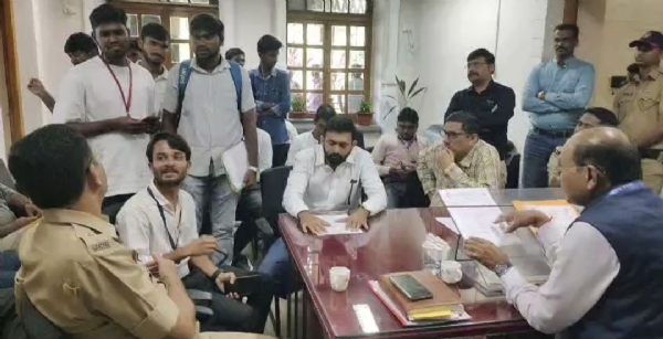 व्ही.एम.व्ही कॉलेज मध्ये परीक्षा फॉर्म प्रक्रियेतील गोंधळाविरोधात विद्यार्थ्यांचा एल्गार   परीक्षा फॉर्म,सह इतर विषयांकडे कॉलेज प्रशासनाने लक्ष देण्याची गरज