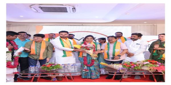 लातूर: अस्मिता काटे  समर्थकांसह भाजपात