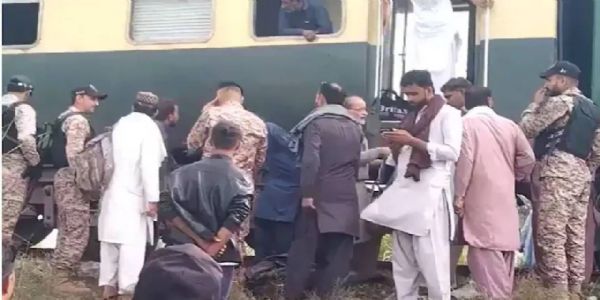 बलुचिस्तानमध्ये जाफर एक्सप्रेसवर पुन्हा हल्ला; बलुच आर्मीने घेतली हल्ल्याची जबाबदारी